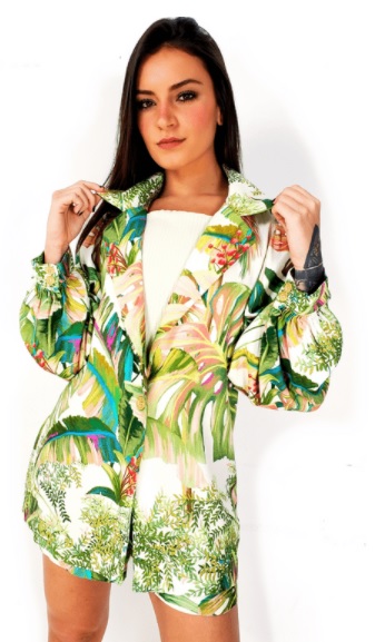 Blazer feminino com estampa tropical