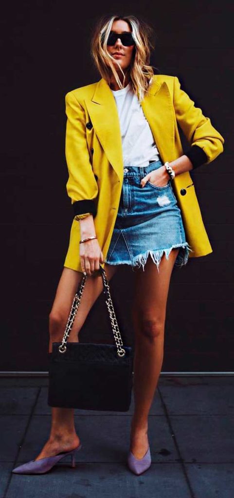 Blazer feminino amarelo mostarda com saia jeans e blusinha básica