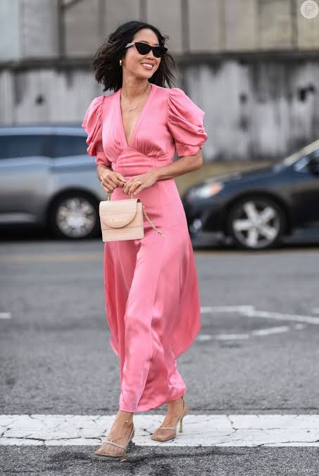 vestido midi rosa com bolsa rosa e óculos escuros