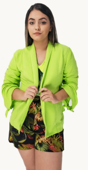 Blazer feminino verde com shorts