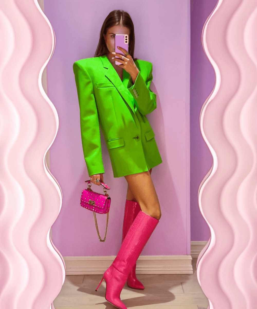 blazer oversized verde com bota alta rosa e bolsa rosa são exemplo de look da moda inverno 2022